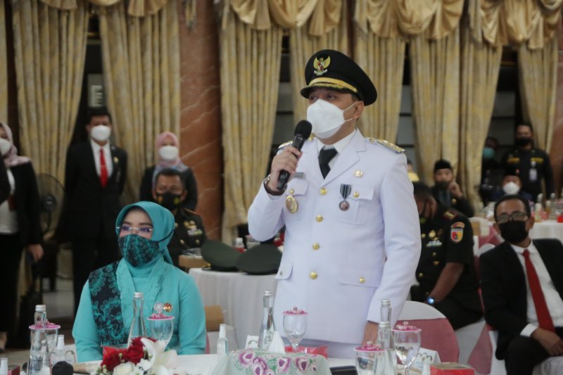 
Wali Kota Surabaya Eri Cahyadi saat memberikan sambutan usai dilantik di Balai Kota Surabaya, Jumat (26/2/2021). (FOTO ANTARA/HO-Humas Pemkot Surabaya)

