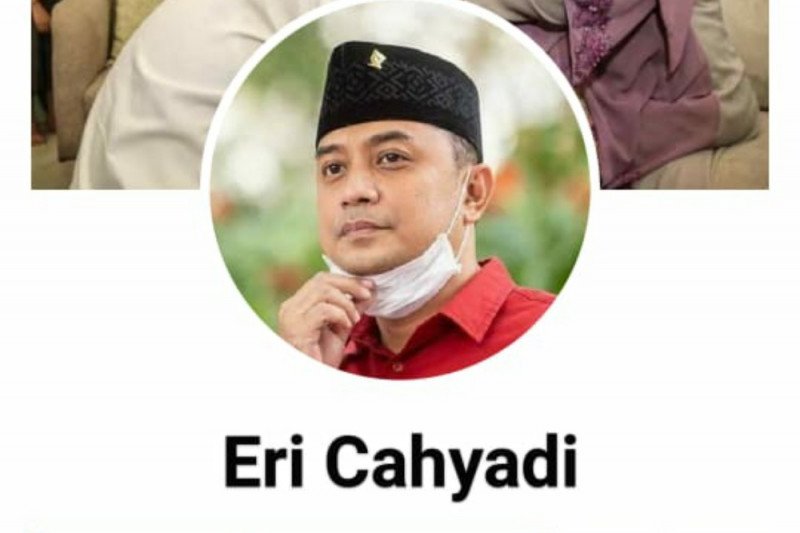 Akun penipu mencatut nama dan foto Eri Cahyadi beredar di media sosial Facebook. (ANTARA/HO-Media Center Eri-Armuji)
