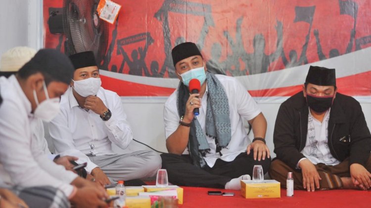 Cawali Surabaya Eri Cahyadi membaca ayat Alquran di hadapan para guru ngaji TPA/TPQ di Kantor DPC PDI Perjuangan Surabaya 