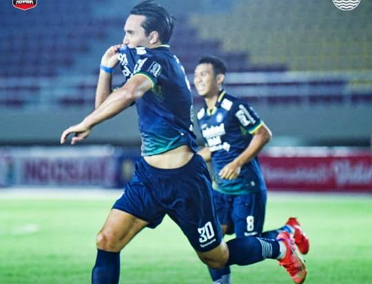 Ezra Walian usai mencetak gol ke gawang PS Sleman. IG Persib
