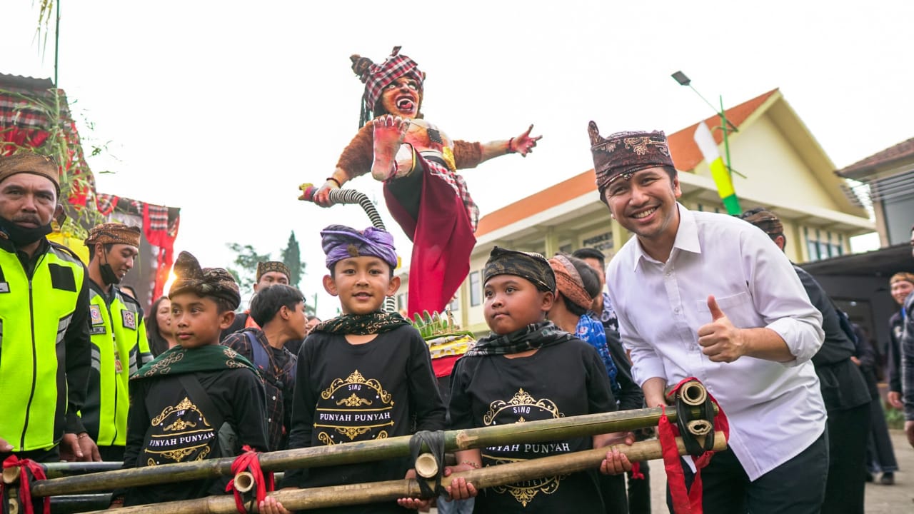 Wakil Gubernur Jawa Timur Emil Elestianto Dardak melepas Pawai Ogoh-Ogoh sebagai rangkaian perayaan Hari Suci Nyepi Tahun Baru Saka 1945 di Pura Sasana Shiwa Murti, Kecamatan Tosari, Kab. Pasuruan, Selasa (21/3). 