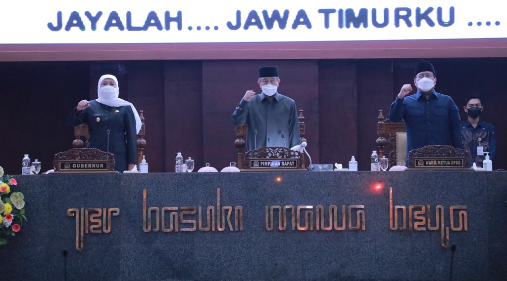  Gubernur Jatim Khofifah Indar Parawansa dengan pimpinan dewan saat Sidang Paripurna di Gedung DPRD Provinsi Jatim, Senin (6/6).