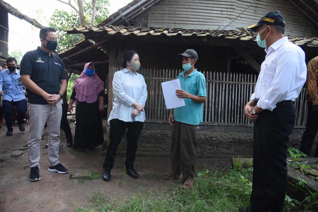 Puan Maharani  di acara penyerahan Bantuan Sosial Tunai (BST) ini dilaksanakan di kantor desa Cikande, Kecamatan Jayanti, Kabupaten Tangerang. Hadir dalam acara ini Menko PMK Muhajir Effendi dan Menteri Sosial Juliari P. Batubara. ist