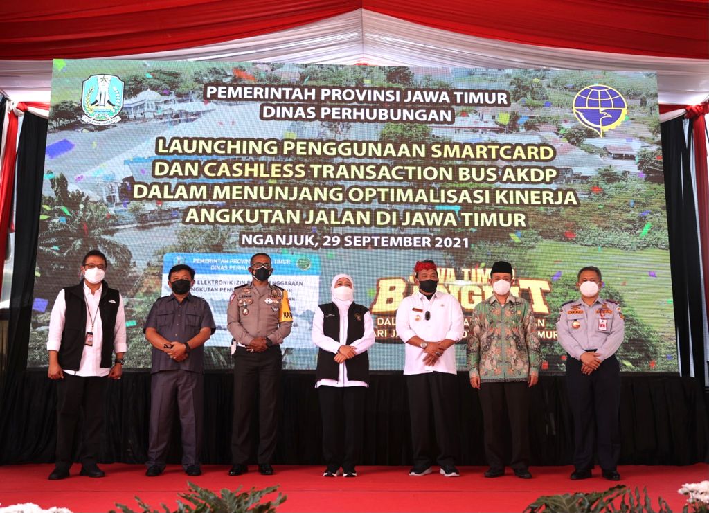 emerintah Provinsi Jawa Timur meluncurkan Smart Card dan Cashless Transaction  pada kendaraan angkutan penumpang umum di Terminal B Anjuk Ladang, Kabupaten Nganjuk, Rabu (29/9). 
