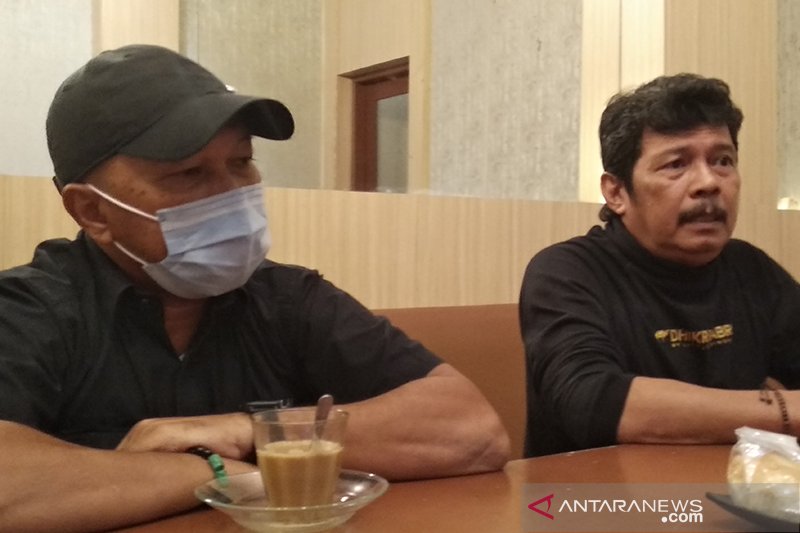Ketua Asosiasi Provinsi PSSI Aceh Nazir Adam (kanan) bersama Fachri Husaini, mantan pelatih timnas di Banda Aceh, Minggu (27/12/2020). Antara Aceh/M Haris SA