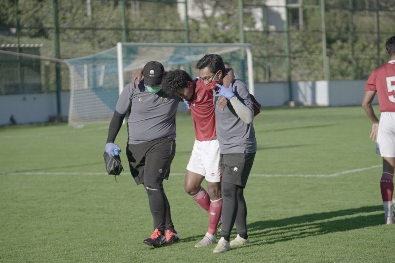 Bek kanan timnas U-19 Amiruddin Bagas dibawa keluar lapangan setelah berbenturan dengan pemain lawan dalam laga uji coba kontra NK Dugopolje di Stadion NK Uskok Klis, Split, Kroasia, Kamis (8/10/2020). PSSI mengonfirmasi bahwa cedera Bagas tidak serius. (