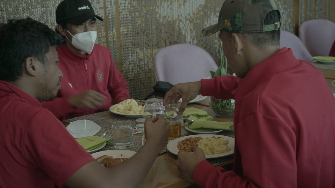 Para pemain Timnas Garuda menikmati makanan dengan pengawasan ketat. PSSI