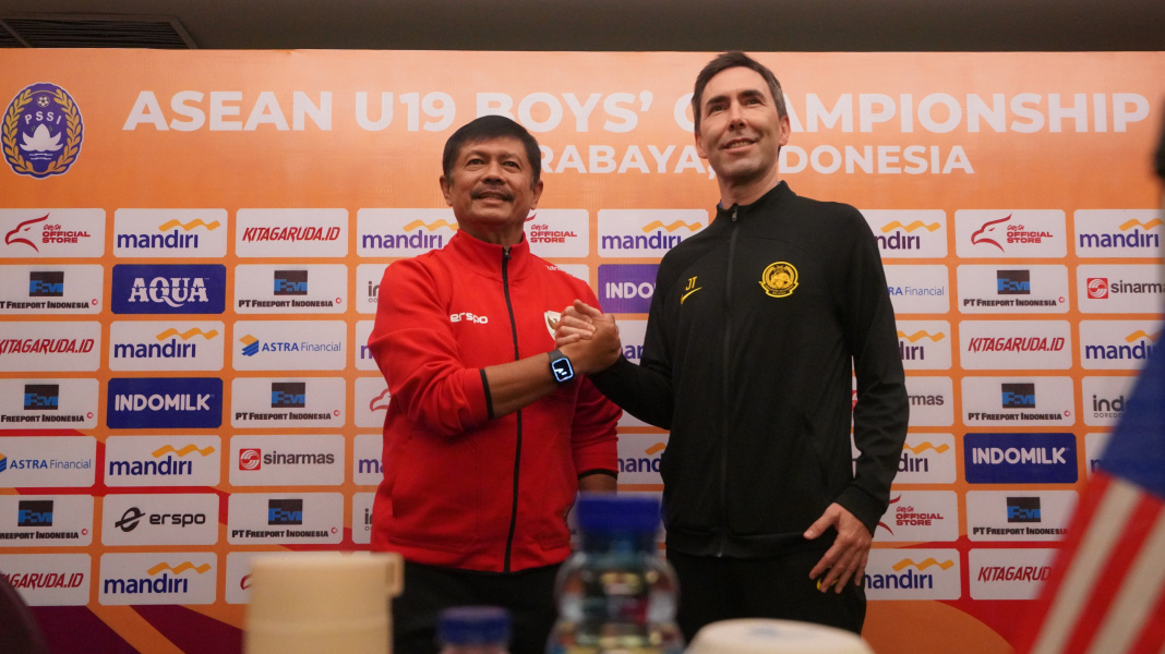 Pelatih tim U-19 Indonesia, Indra Sjafri dan pelatih tim U-19 Malaysia, Juan Torres Garrido pada sesi jumpa wartawan.