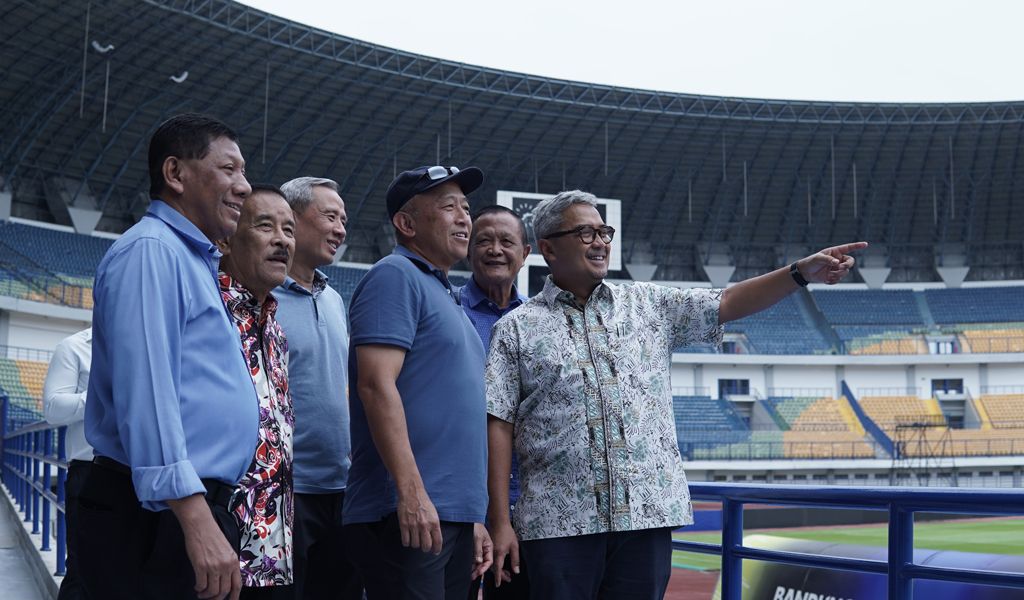 Direktur Utama PT PERSIB Bandung Bermartabat, Glenn Sugita dan jajaran direksi dan komisaris menerima kunjungan Wali Kota Bandung Terpilih 2025-2030, Senin, 3 Februari 2025. (PERSIB.co.id/Barly Isham)

