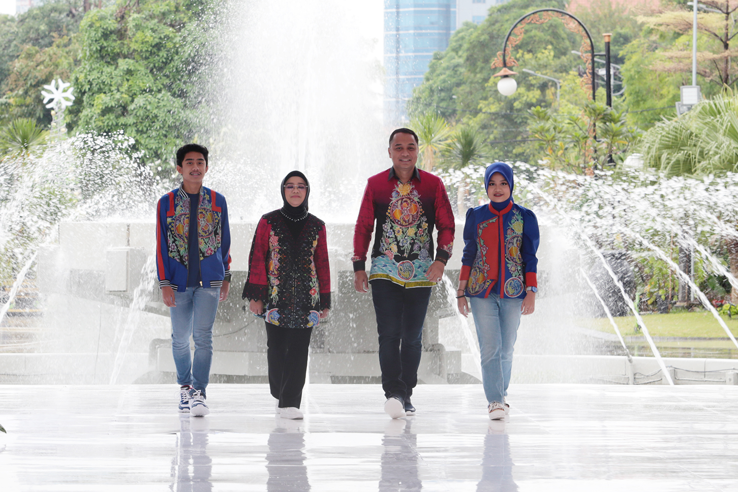 Wali Kota Surabaya Eri Cahyadi sekeluarga dan juga seluruh pejabat Pemkot Surabaya menjadi model fashion dadakan.