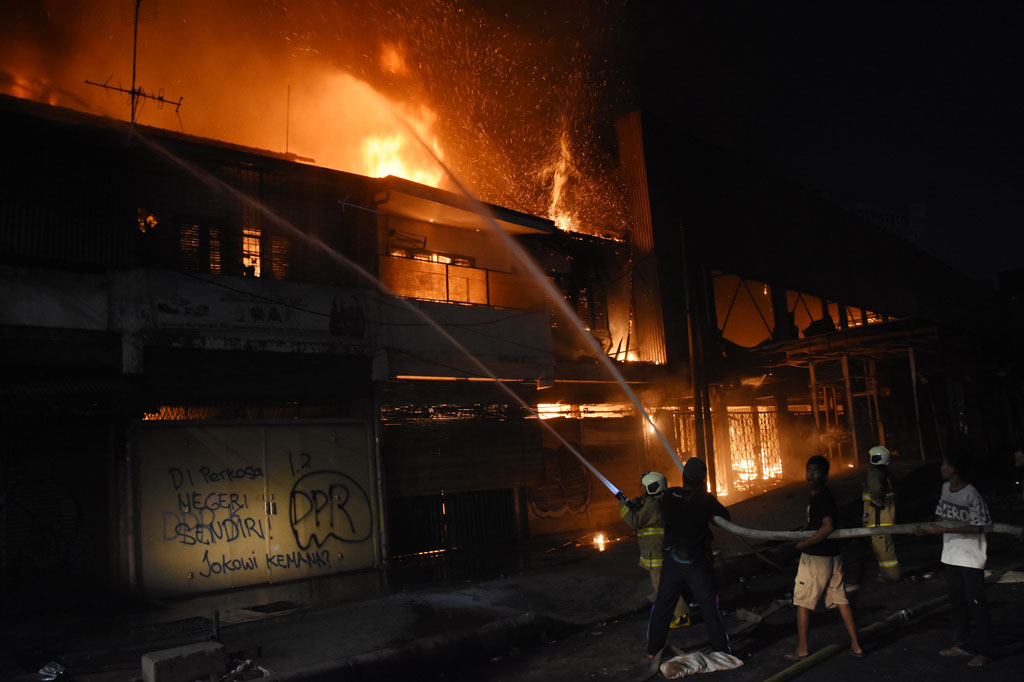 Bangunan bekas bioskop Grand Theater di kawasan Senen, Jakarta Pusat, terbakar, Kamis, 8 Oktober 2020 malam.