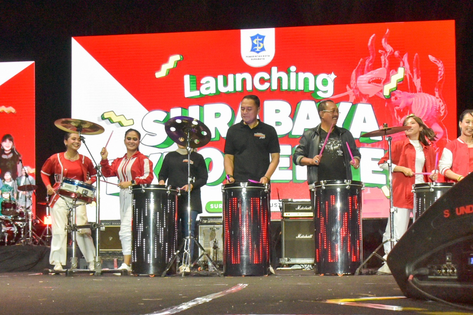 Wali Kota Surabaya Eri Cahyadi bersama Wakil Wali Kota Surabaya Armuji meresmikan Surabaya Expo Center (SBEC) di lahan eks Taman Remaja Surabaya (TRS) pada Sabtu (17/8/2024) malam.