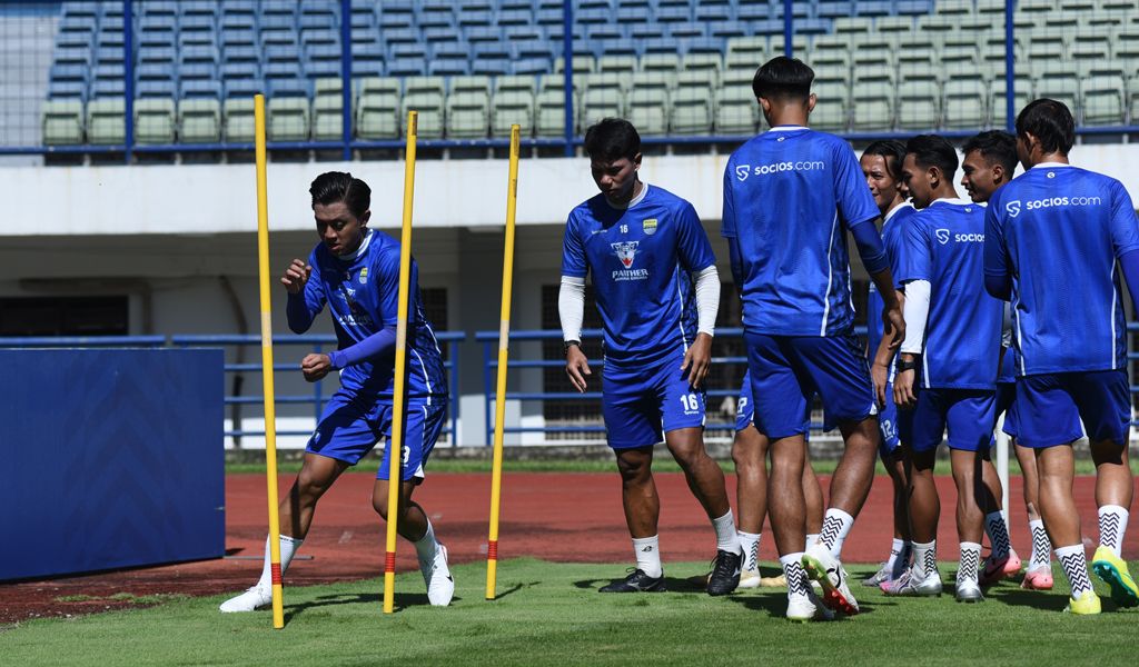 Gelandang PERSIB, Febri Hariyadi menjalani latihan di Stadion Gelora Bandung Lautan Api, Selasa, 8 April 2025. (PERSIB.co.id/Sutanto Nurhadi Permana)