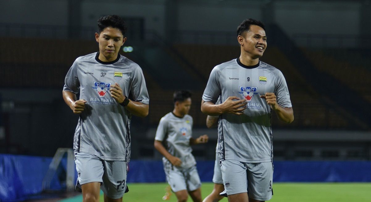 Ferdiansyah dan Muhammad Dimas Drajad berlatih ringan di Stadion Gelora Bandung Lautan Api, Rabu, 2 April 2025. (PERSIB.co.id/Sutanto Nurhadi Permana)