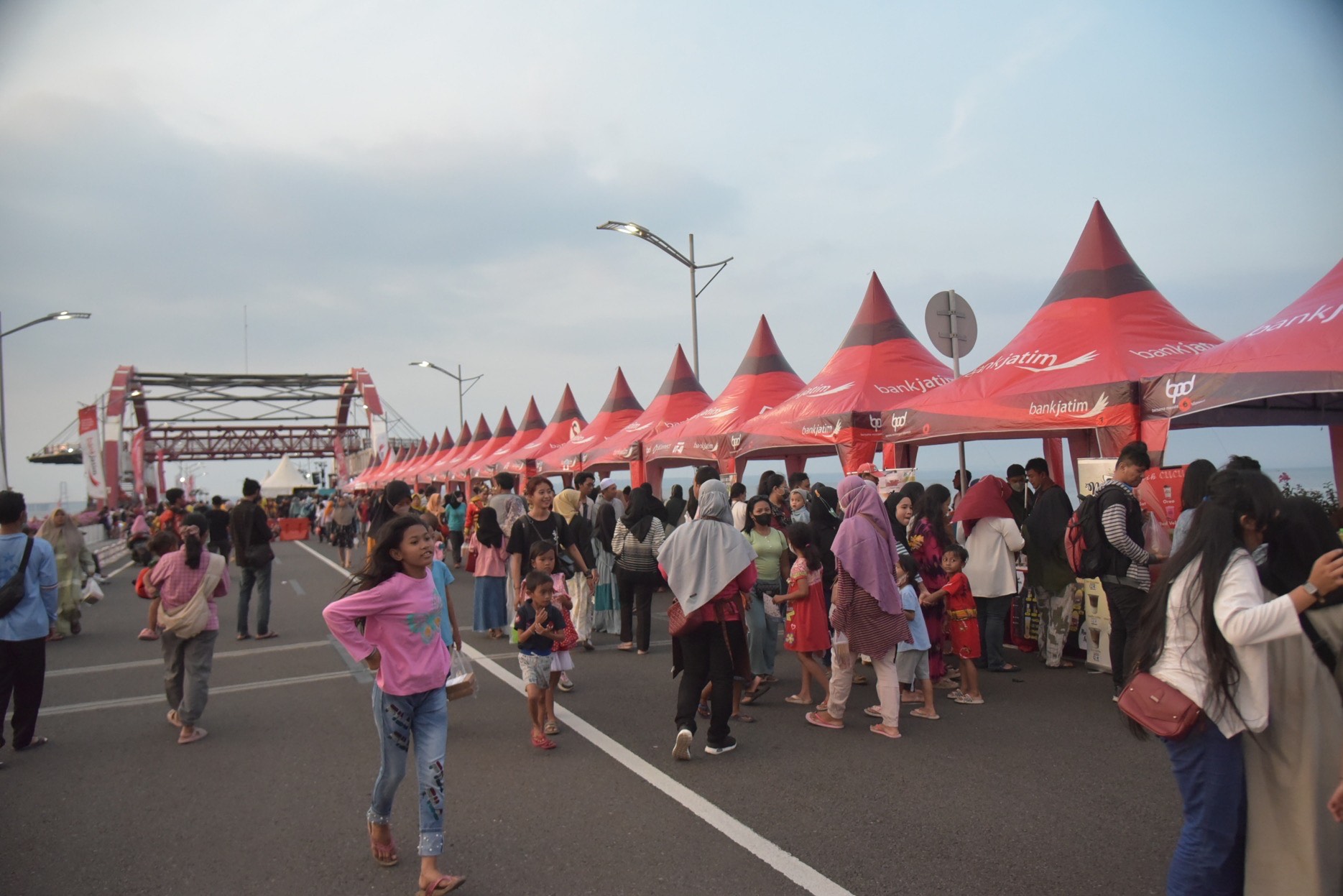 Festival Ramadan yang digelar di Jembatan Suroboyo, Sabtu (15/4/2023) malam.

