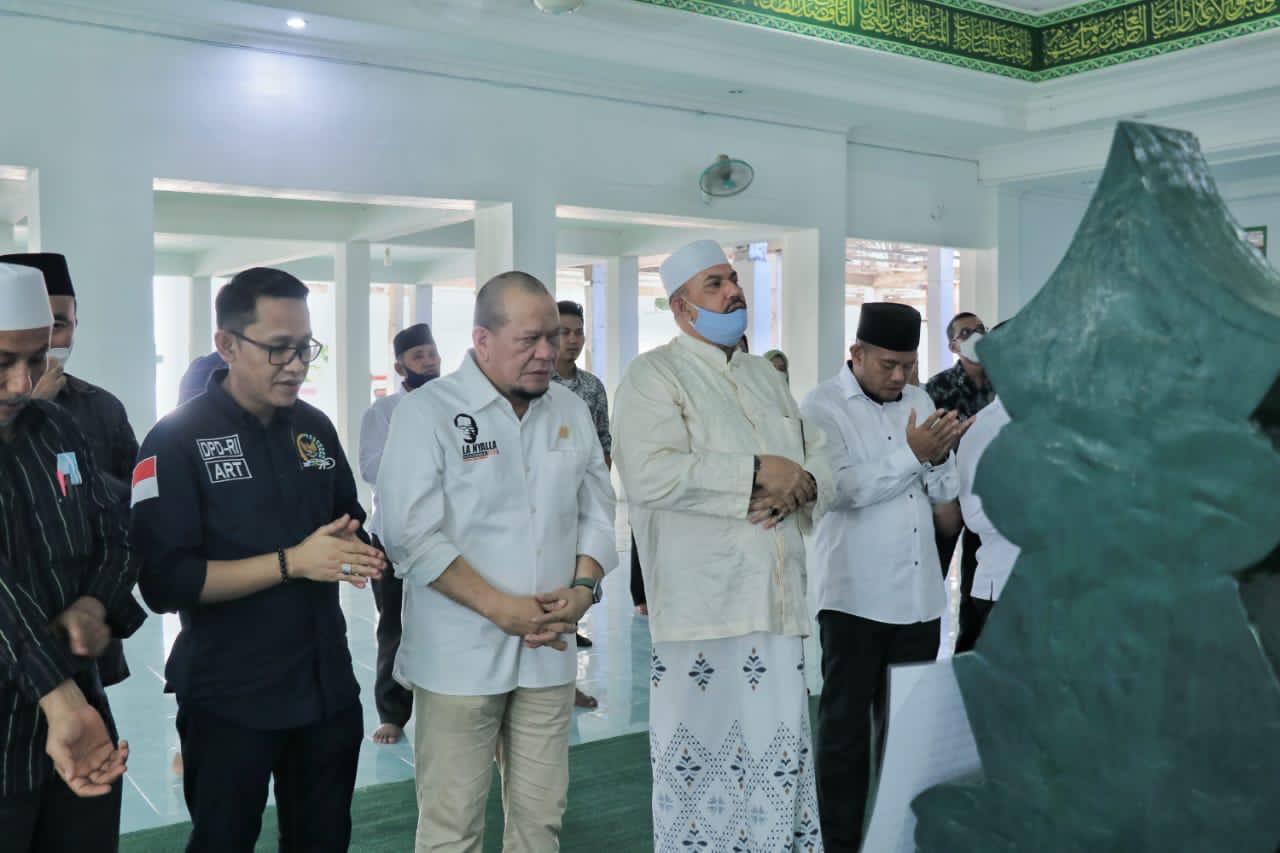 Ketua DPD RI didampingi Senator asal Sulteng, Saleh Muhammad Al Jufrie, Wartabone dan Abdul Rachman Thaha saat ziarah ke makam pendiri Alkhairaat di Kota Palu, Sayyed Idrus bin Salim Al Jufrie atau yang dikenal dengan panggilan Guru Tua, Rabu (18/11/2020)