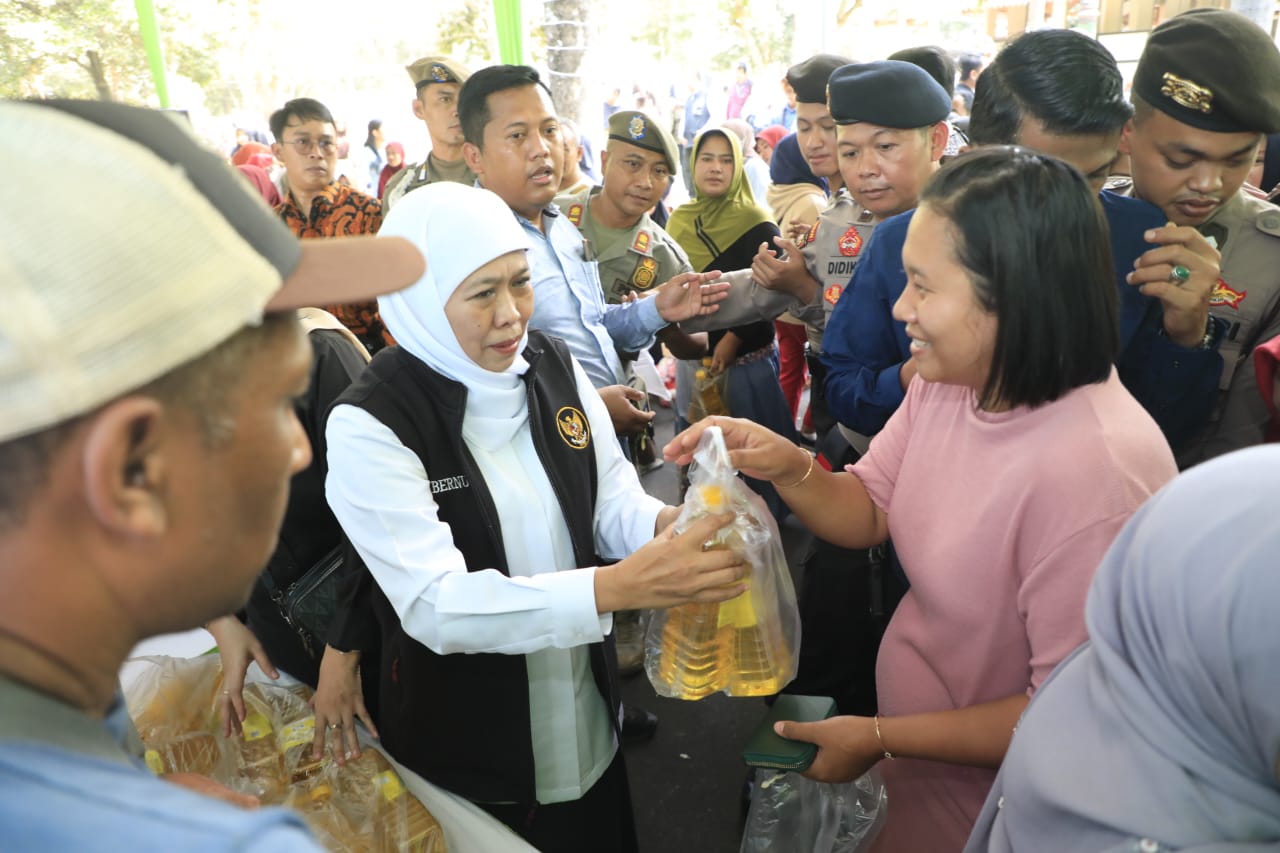 Gubernur Jawa Timur  saat meninjau secara langsung gelaran pasar murah dalam rangkaian HUT ke 78 Pemprov Jatim sekaligus menjaga stabilitas harga bahan pokok, yang dilaksanakan di Halaman Pendopo Kab. Bondowoso, Sabtu (16/9).

