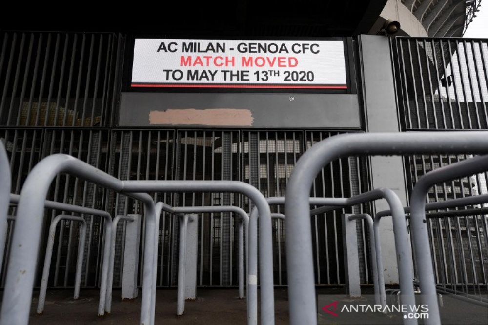 TUNGGU PENGUMUMAN: Pengumuman penundaan laga AC Milan melawan Genoa di stadion San Siro, Milan, Minggu (1/3/2020). Sejumlah Pertandingan Serie A ditunda karena merbaknya virus corona di negara itu. ANTARA FOTO/REUTERS/Flavio Lo Scalzo/pras.
