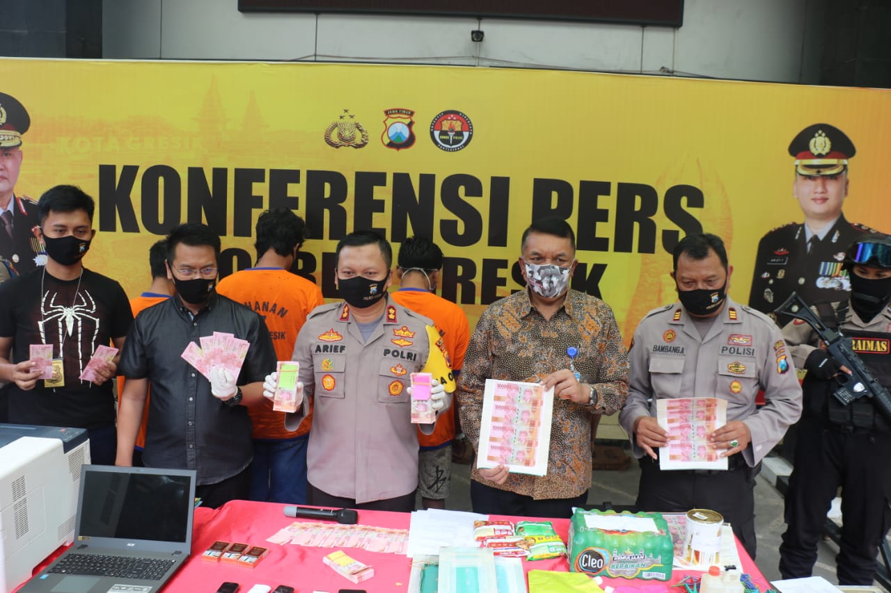 Kapolres Gresik AKBP Arief Fitrianto bersama Kepala BI Surabaya Abrar saat menunjukkan uang palsu pecahan 50 ribu di Mapolres Gresik, Jatim, Selasa (16/6). Foto: Ist