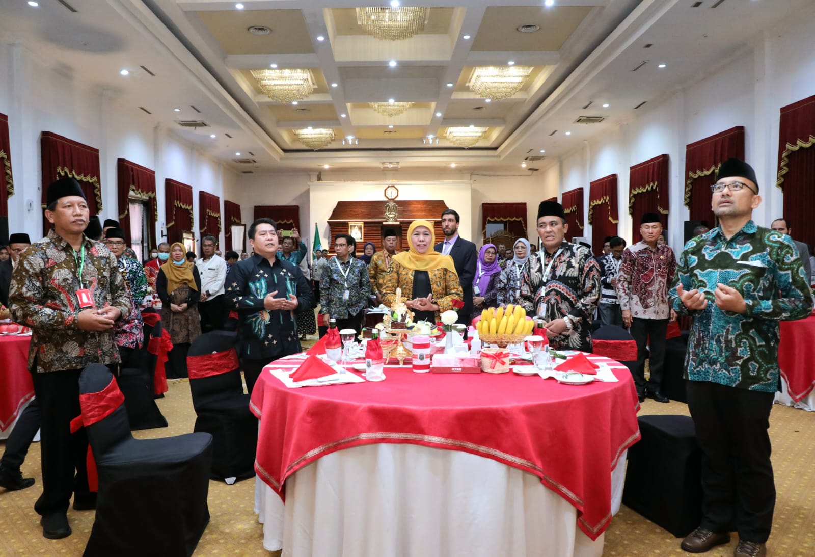 Gubernur Jawa Timur Khofifah Indar Parawansa melakukan silaturahmi bersama forum rektor peserta Annual International Conference on Islamic Studies (AICIS) 2023 di Gedung Negara Grahadi, Kamis (4/5).