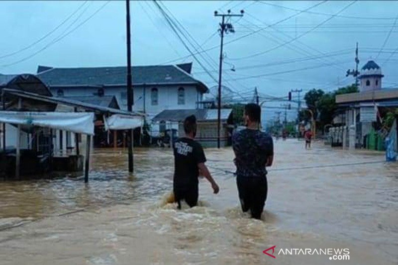 Warga yang rumahnya kebanjiran sebagian mengungsi ke masjid atau tempat lain yang lebih aman. ANT