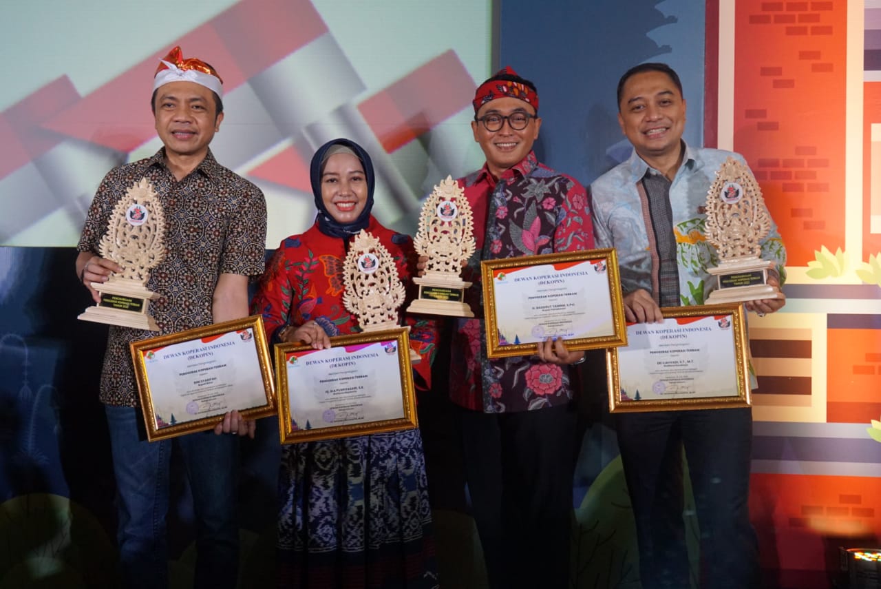 Wali Kota Surabaya Eri Cahyadi kembali menerima penghargaan dari Dewan Koperasi Indonesia
