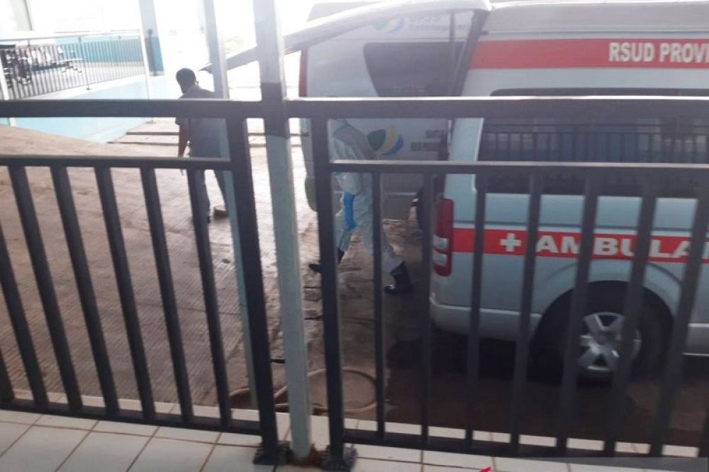 TIBA DI RUMAH SAKIT: Mobil ambulans yang membawa Wali Kota Tanjungpinang Syahrul ke RSUP Kepri (Nikolas Panama)