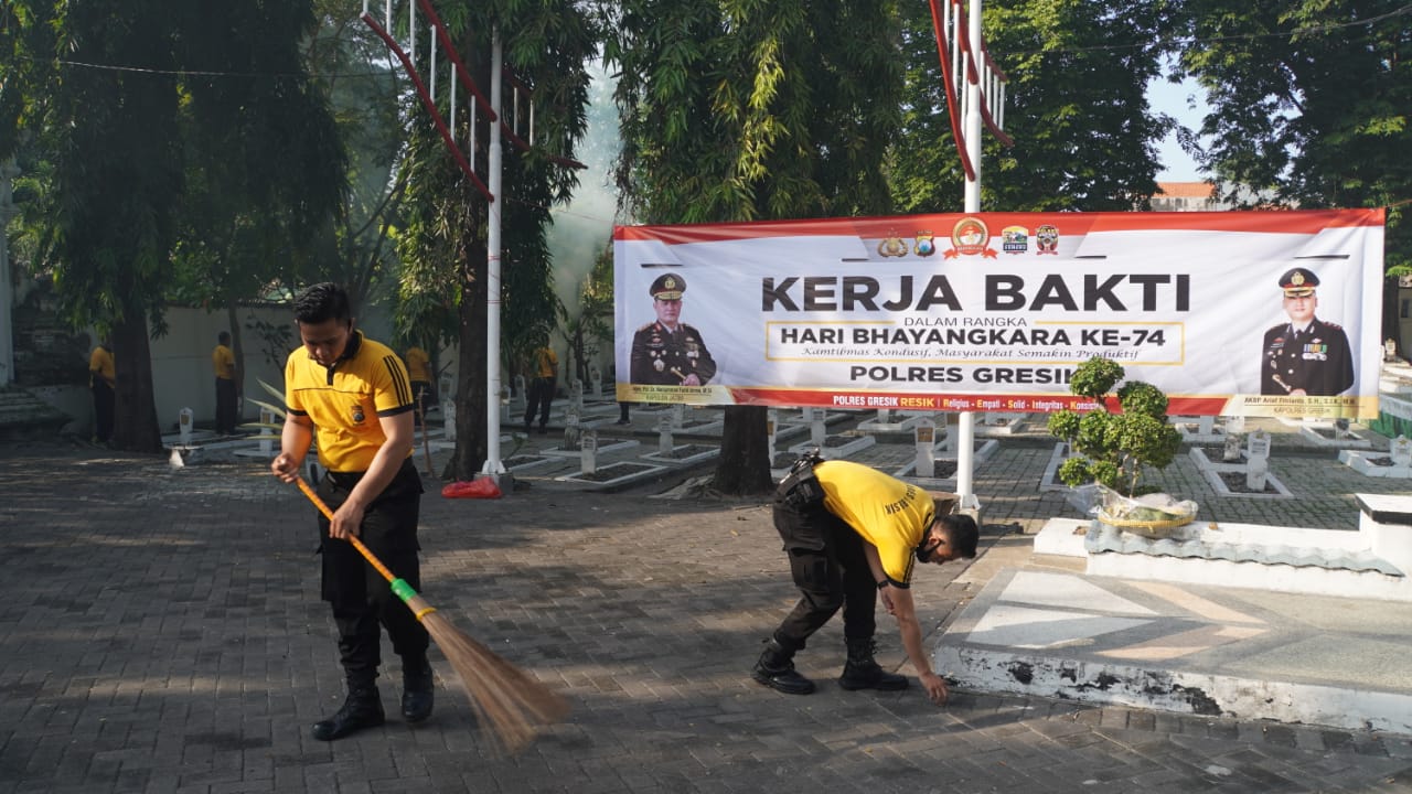 Menyambut HUT Bhayangkara Ke 74 pada 1 Juli 2020 personil Polres Gresik gelar kerja bakti. Foto: HMP/Herman Firmansyah