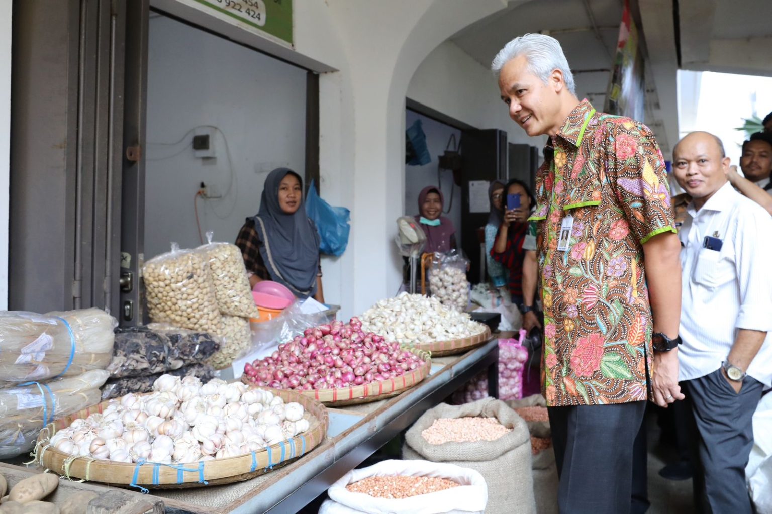 Gubernur Jawa Tengah Ganjar Pranowo saat meninjau pelaksanaan operasi pasar, sekaligus memantau harga kebutuhan pokok menjelang Idul Fitri 1444 H di Pasar Johar, Kota Semarang, Rabu (5/4/2023).