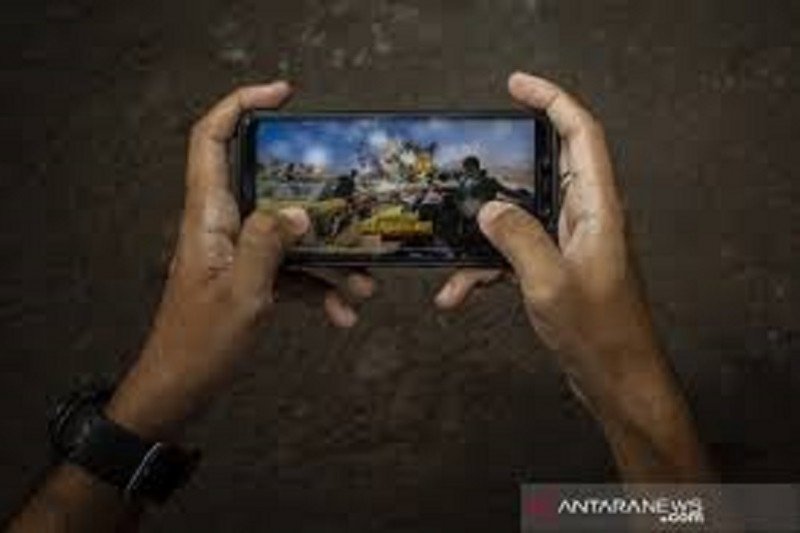 Seorang pria memainkan game online PlayerUnknown's Battlegrounds (PUBG) di Jakarta, Minggu (31/5/2020). (ANTARA FOTO/Dhemas Reviyanto/aww.)