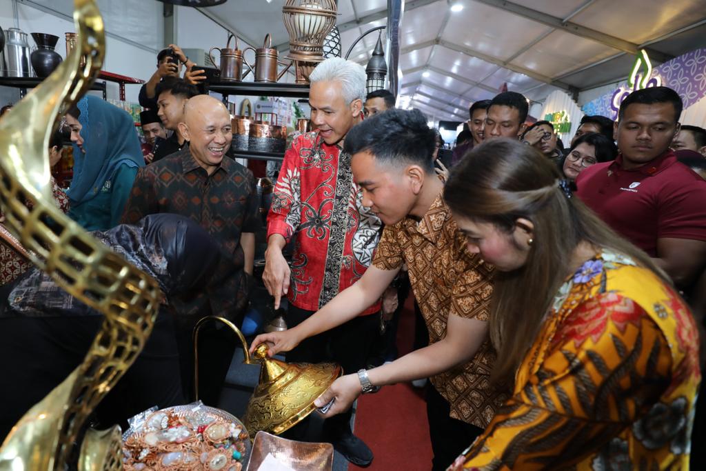 Gubernur Jawa Tengah Ganjar Pranowo menghadiri puncak Hari UMKM Nasional Tahun 2023 di Pamedan Mangkunegaran, Kota Surakarta, Jateng, Sabtu (12/8/2023)