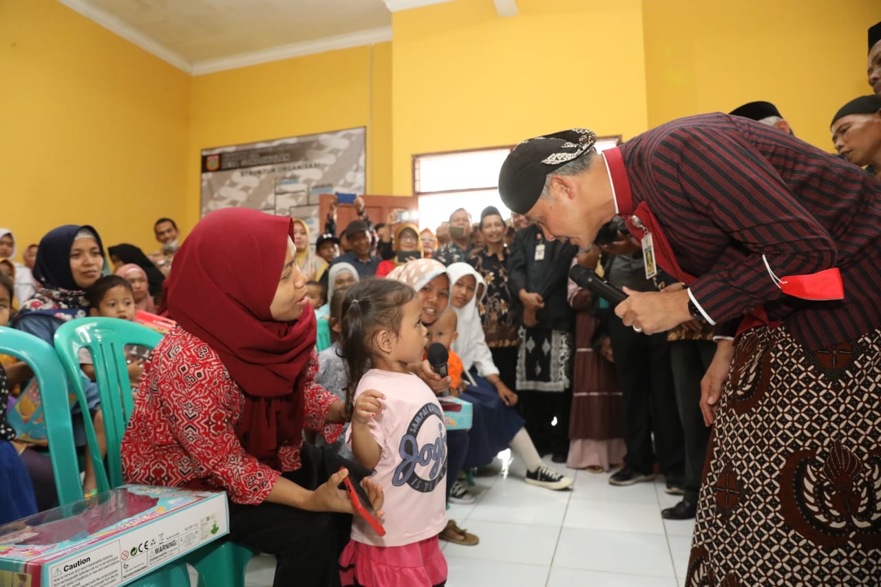 Gubernur Jawa Tengah Ganjar Pranowo saat berkunjung ke Balai Desa Gondowulan, Kecamatan Kepil, Wonosobo, Kamis (29/12/2022)