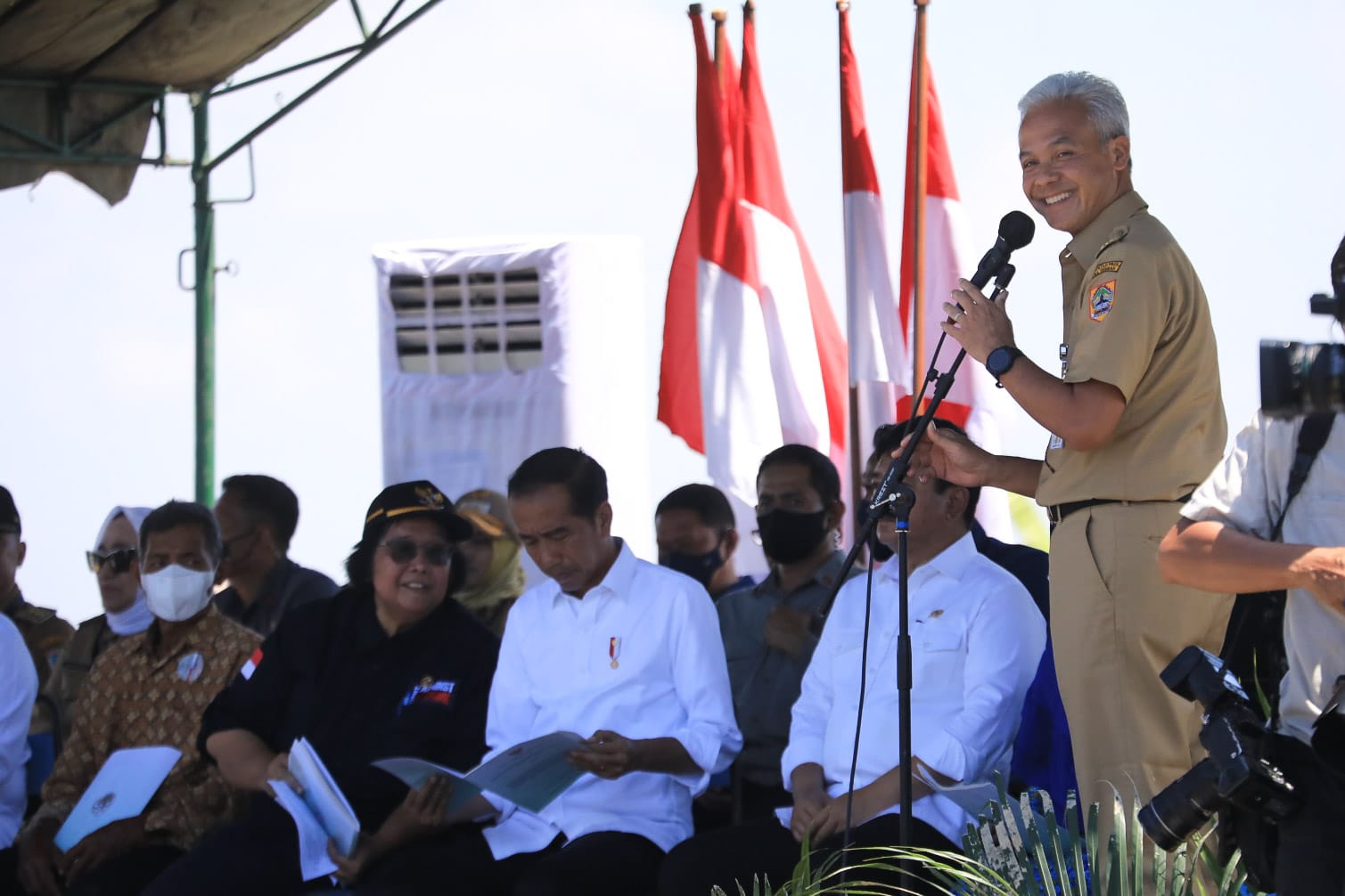 Gubernur Jawa Tengah Ganjar Pranowo menyampaikan tiga pesan kepada warga dan kelompok tani penerima sertifikat tanah, Surat Keputusan (SK) Perhutanan Sosial dan SK Tanah Objek Reforma Agraria (TORA), di Desa Gabusan, Kabupaten Blora, Jumat (10/3/2023).