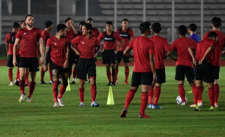  Timnas Indonesia berlatih di Stadion Madya, Senayan, Jakarta. Dokter timnas Ahmad Nizar menyarankan manajer timnas Indonesia Shin Tae-yong untuk mengurangi intensitas latihan skuatnya untuk menjaga kondisi kesehatan pemain selama pandemi COVID-19. (ANTAR