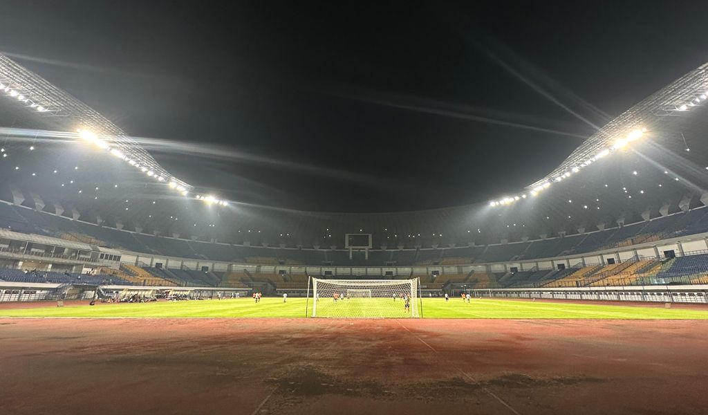 Kondisi lapangan Stadion Gelora Bandung Lautan Api pada Kamis, 15 November 2024. (PERSIB.co.id)