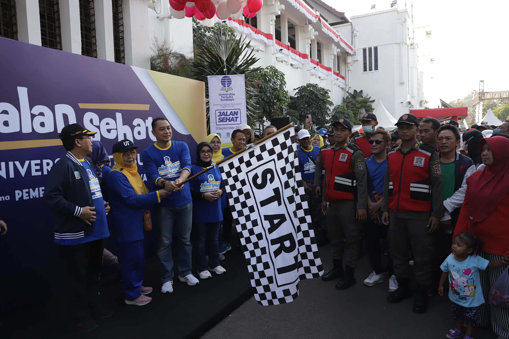 Wali Kota Surabaya Eri Cahyadi memberangkatkan Jalan Santai yang digelar oleh Universitas Terbuka (UT) bersama Pemkot) Surabaya di Taman Surya, Minggu (3/9/2023) 