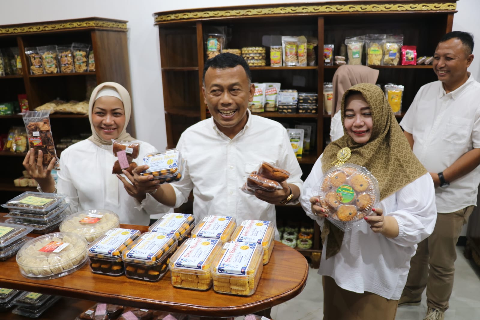 Ketua Tim Penggerak PKK Kabupaten Ponorogo Susilowati dan Wakil Bupati Lisdyarita bersama Ketua Dharma Wanita Ponorogo Tentri Pramono melihat produk UMKM di Ndalem Oleh-Oleh Gadung Melati, Sabtu (15/4/2023). 