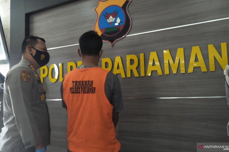 Kapolres Pariaman, Sumbar, AKBP Deny Rendra Laksmana menasehati tersangka yang membagikan foto dan video asusila saat jumpa pers di Pariaman, Kamis. (Antarasumbar/Aadiaat M. S.)
