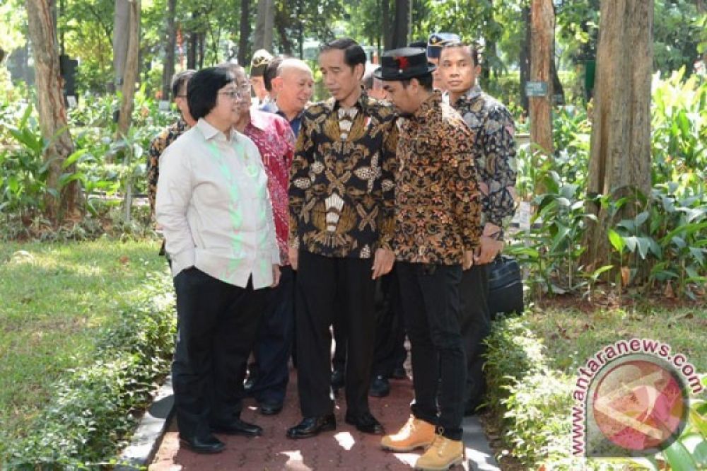 DUKA INDONESIA: Peringatan Hari Lingkungan Hidup Presiden Joko Widodo (tengah) berbincang dengan Menteri LHK Siti Nurbaya (kiri) dan Musisi Glenn Fredly (kanan) berjalan bersama pada peringatan Hari Lingkungan Hidup di Kompleks Manggala Wanabakti Kementer