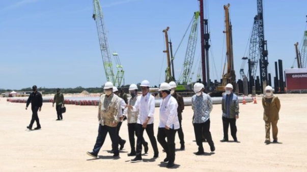 Presiden Joko Widodo melakukan groundbreaking pembangunan smelter PT Freeport Indonesia di Kawasan Ekonomi Khusus (KEK) Gresik, Kabupaten Gresik, Provinsi Jawa Timur, pada Selasa, 12 Oktober 2021 Foto: BPMI Setpres/Lukas