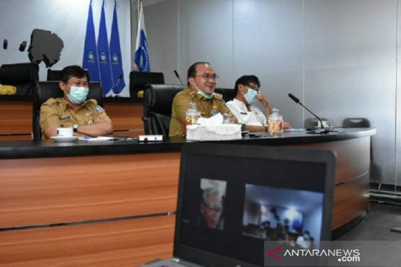 Gubernur Kepulauan Babel, Erzaldi Rosman Djohan saat rapat virtual dengan Direktur PT Sarana Hatchery Abadi, Peter Nugraha di Pangkalpinang, Rabu. (Aprionis)

