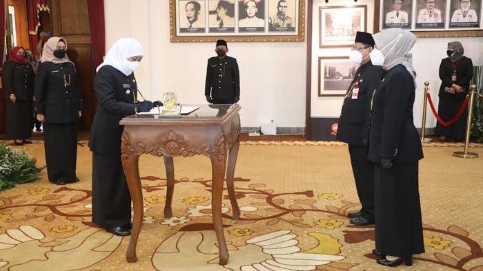 Gubernur Jawa Timur, Khofifah Indar Parawansa melantik 16 pejabat pimpinan tinggi pratama setingkat eselon dua di lingkungan Pemprov Jatim hasil dari lelang jabatan, di Gedung Negara Grahadi, Rabu (15/9/2021). 