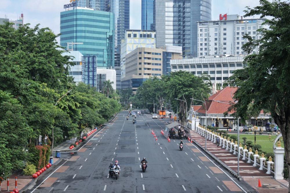SEPI: Jl Gubernur Suryo terlihat sepi, Jumat (10/4) pagi. Foto: HMP/Zulfikar Firdaus