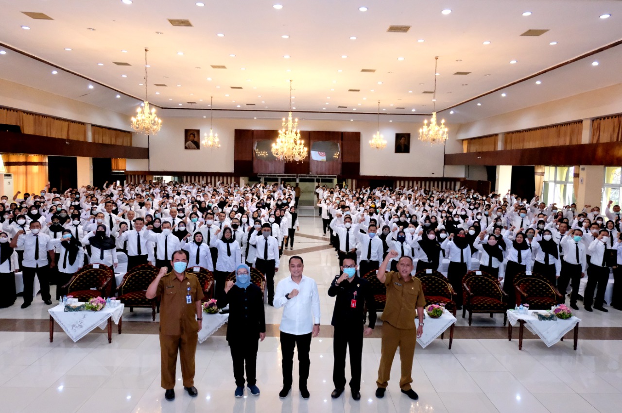 Wali Kota Surabaya Eri Cahyadi memberikan pengarahan sekaligus menyerahkan Surat Keputusan (SK) tentang pengangkatan Pegawai Pemerintah dengan Perjanjian Kerja (PPPK) Tahap 1 kepada 470 guru di Gedung Wanita Candra Kencana, Selasa (24/5/2022)