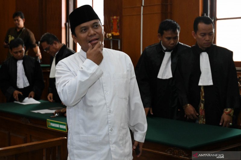 Terdakwa kasus pencemaran nama baik melalui media sosial Sugi Nur Raharja alias Gus Nur (tengah) mengikuti sidang putusan di Pengadilan Negeri Surabaya, Jawa Timur, Kamis (24/10/2019). Majelis hakim menjatuhkan vonis penjara satu tahun enam bulan terhadap