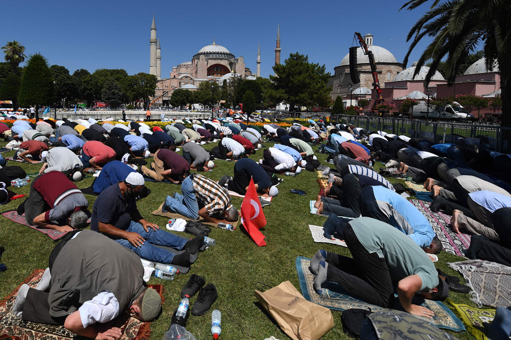Ribuan umat Islam pun berjubel  mengikuti shalat Jumat perdana, 24 Juli 2020,  di Masjid Hagia Sophia dalam 86 tahun terakhir (AFP)  