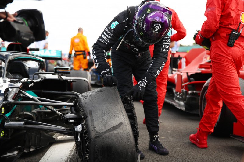 Hamilton: Jantungku Hampir Berhenti Berdetak Ketika Pecah Ban