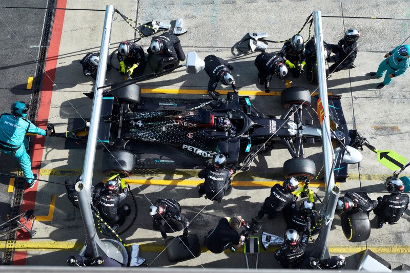 Pebalap tim Mercedes menjalani pitstop di Grand Prix Eifel, Sirkuit Nurburgring, Jerman. (11/20/2020) FIA/HO via Reuters

