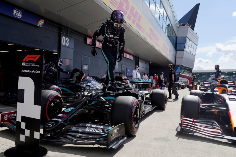Pebalap Mercedes Lewis Hamilton merebut pole position Grand Prix Britania, Sirkuit Silverstone, Inggris, di babak kualifikasi, Sabtu (1/8/2020) Will Oliver/Pool via Reuters
