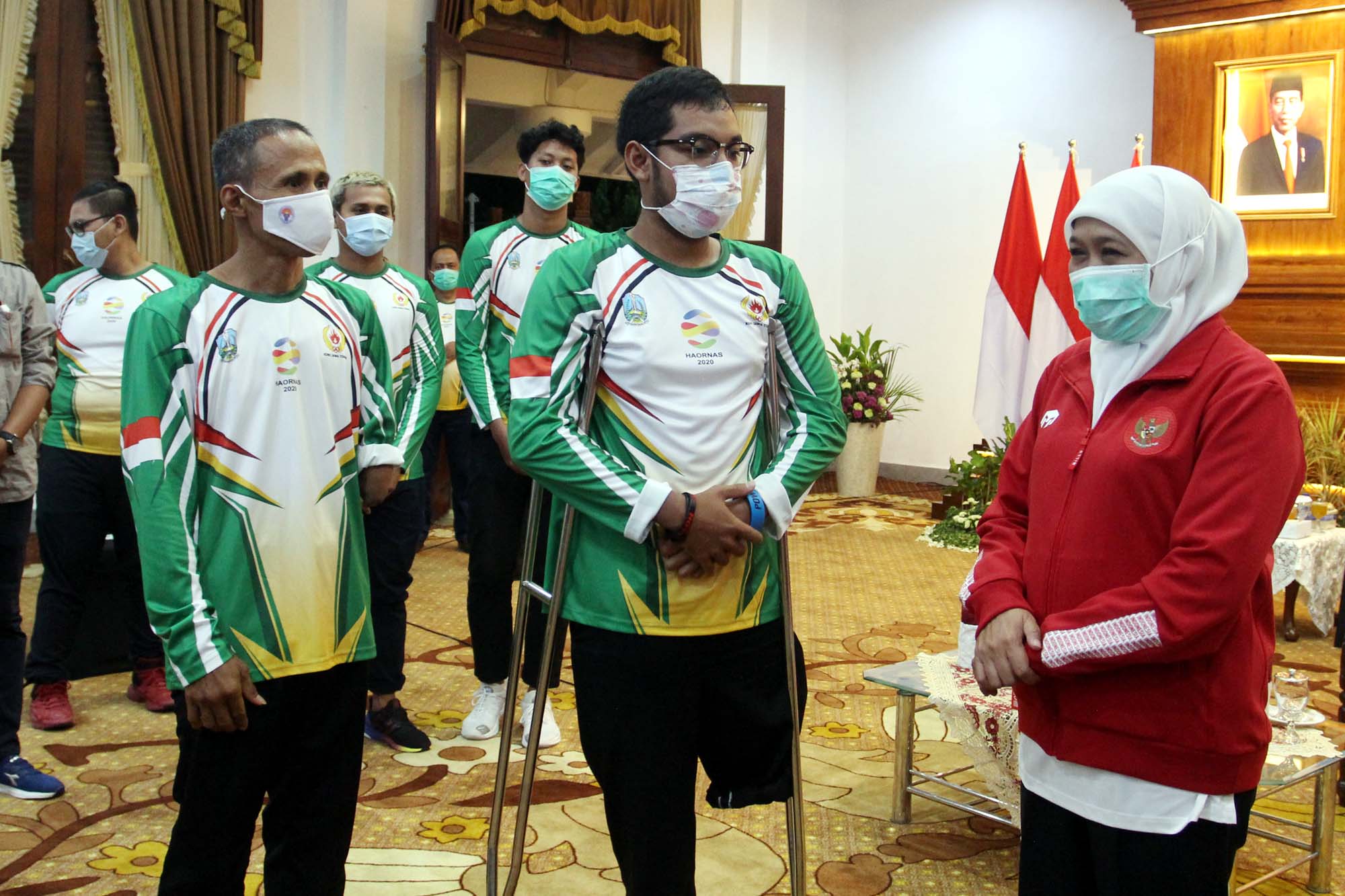 Gubernur Jawa Timur, Khofifah Indar Parawansa berbincang dengan para atlet dan pembina di Gedung Negara Grahadi. foto : om prass